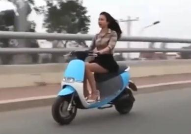 看看越南产的电动摩托车，美女骑行做广告，我看到了一道美丽的广告风景线！