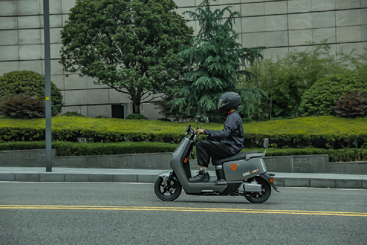 雅迪冠能二代 E8S电动摩托车E8S模特图图片